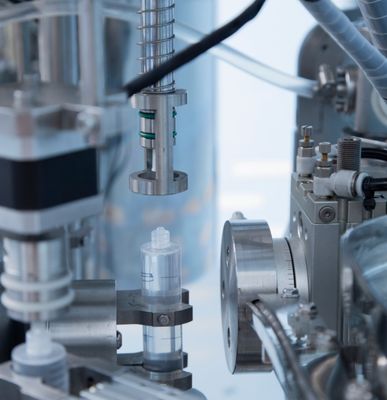 دستگاه پر کردن خودکار آبپاشی یکبار مصرفی مایع دارویی پلاستیکی سرنج پیش پر شده Pfs