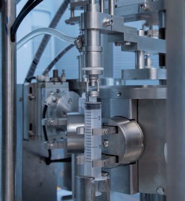 دستگاه پر کردن خودکار آبپاشی یکبار مصرفی مایع دارویی پلاستیکی سرنج پیش پر شده Pfs